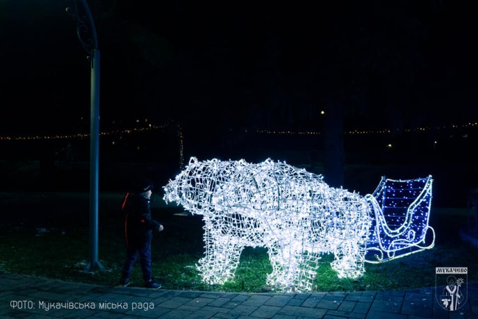 На ялинках Ужгорода та Мукачева засвітили святкові вогні – 04