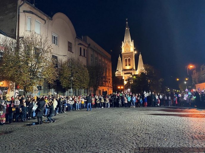 День святого Мартина: у центрі Мукачева відбулась видовищна хода з ліхтариками – 05