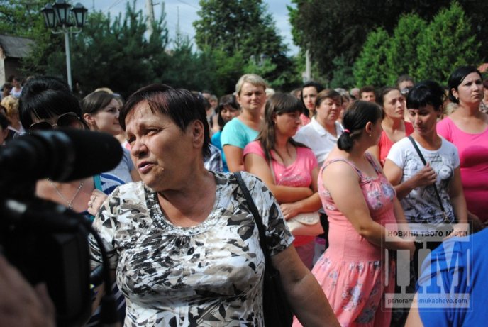 Сьогодні Мукачево мітингувало: сотні жінок перекрили дорогу та вимагали не забирати чоловіків у армію (ФОТО) – 26