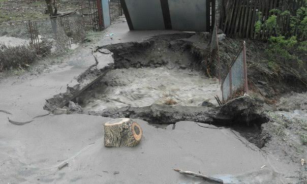 На Свалявщині піднялась вода: знищено переходи та асфальтове покриття – 01