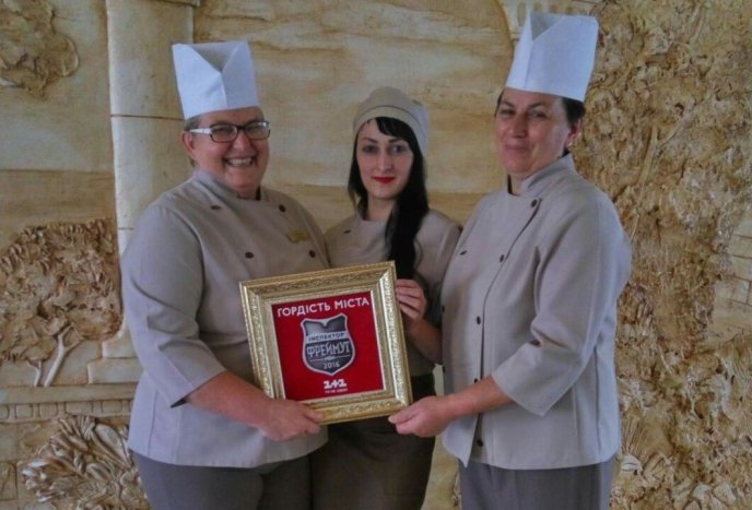 Ольга Фреймут відвідала весільний зал у Хусті і вручила відзнаку "Гордість міста" – 05