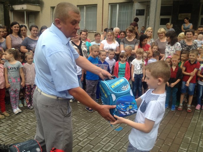 Першокласникам Тячівщини до Дня знань подарували нові ранці – 09