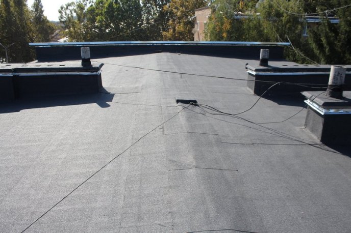 У Мукачеві ремонтують дахи на чотирьох багатоповерхівках – 04