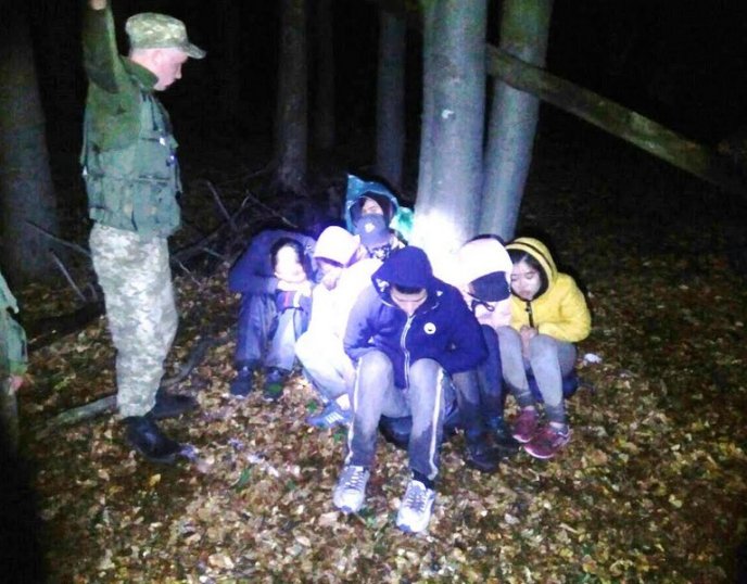 У лісі знайшли 16 нелегалів – 01 У лісі знайшли 16 нелегалів – 01