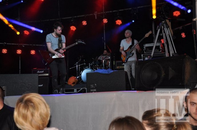 В центрі Мукачева "відгримів" концерт відомого в Україні мукачівського гурту "Without Limits" (ФОТО) – 03