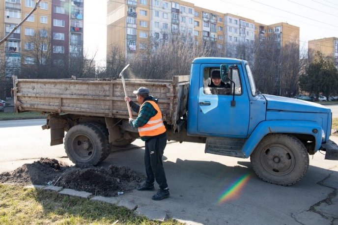 Ужгород прибирають після зими – 07