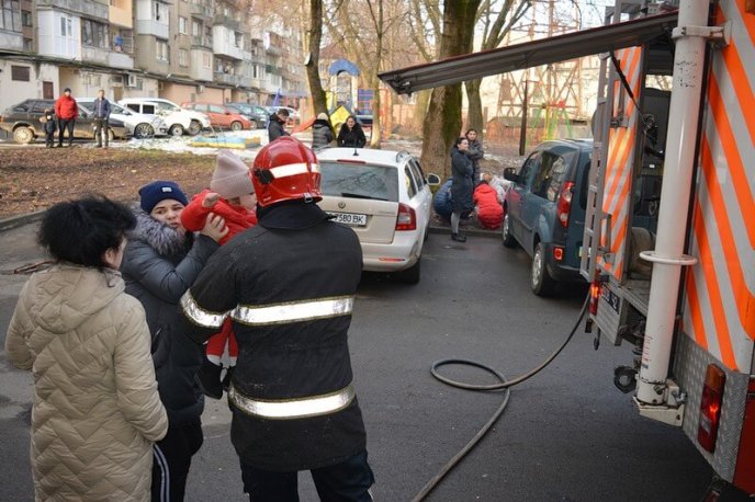 Побачили іскри з розетки: рятувальники розповіли про пожежу в багатоповерхівці – 02