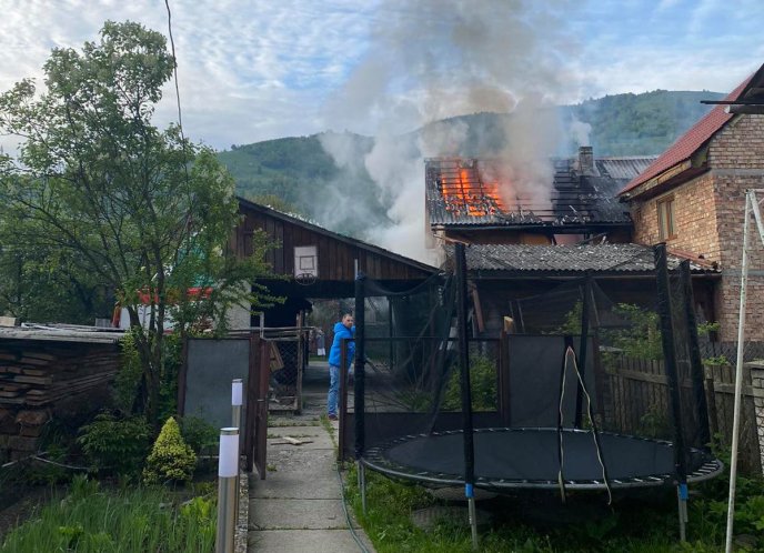 Велика пожежа у Закарпатті: горів двоповерховий будинок – 02 Велика пожежа у Закарпатті: горів двоповерховий будинок – 02