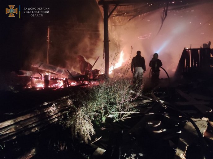Рано-вранці спалахнула пожежа на одному з підприємств Закарпаття – 02