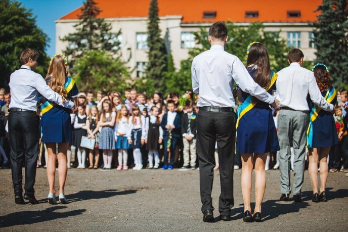В Ужгородській ЗОШ №3 відлунав останній дзвінок (ФОТО) – 08
