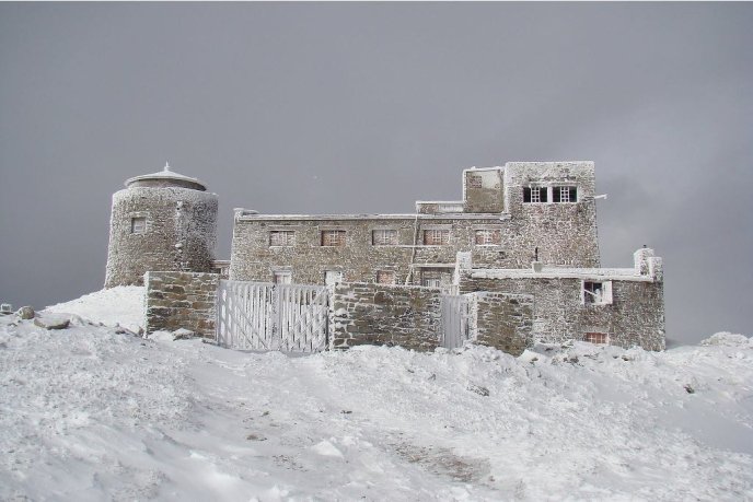 У горах Закарпаття – до 35 сантиметрів снігу, а на низовині зацвів бузок – 03