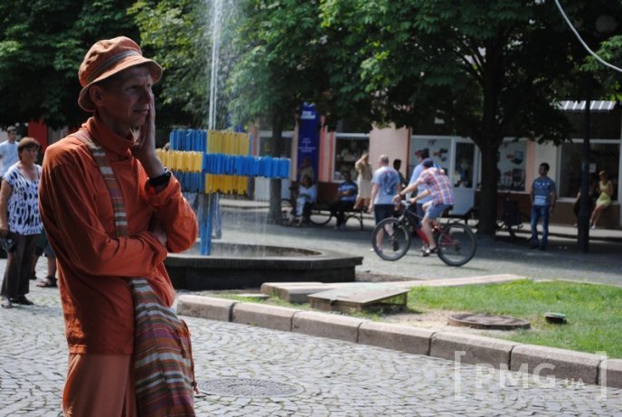 Кришнаїти пройшлись Мукачевом, прославляючи свого духовного наставника – 12