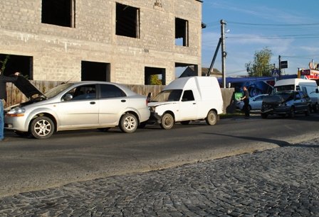 У мікрорайоні Росвигово сталась потрійна ДТП (ФОТО) – 01 У мікрорайоні Росвигово сталась потрійна ДТП (ФОТО) – 01