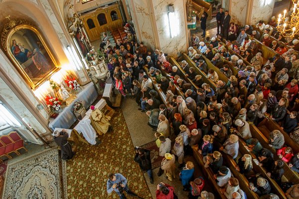 До Ужгорода прибула реліквія, яка зцілює і впливає на життя (ФОТО) – 04