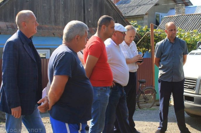 На Виноградівщині селяни перекрили дорогу – 05