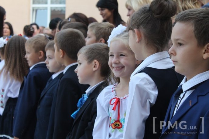 НВК "Гармонія" урочисто відзначила свято Першого вересня лінійкою у вишиванках – 09