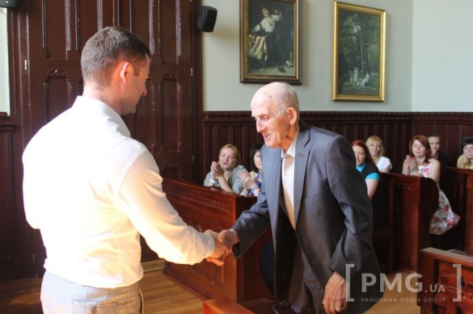 Почесним городянам вручили перші картки мукачівця   – 08 Почесним городянам вручили перші картки мукачівця   – 08