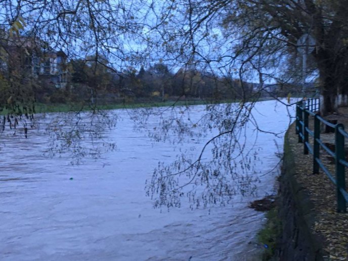 В Ужі вода дісталася до підпірних стінок набережної  – 02 В Ужі вода дісталася до підпірних стінок набережної  – 02