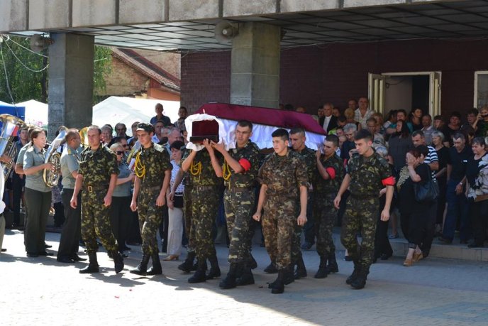 У Берегові попрощались із юнаком, який у день свого народження загинув у зоні АТО (ФОТО) – 07