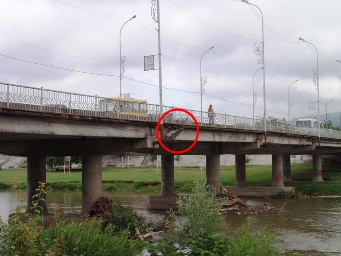 В Мукачеві міст, по якому щоденно ходять люди, перебуває в жалюгідному стані (ФОТО) – 08