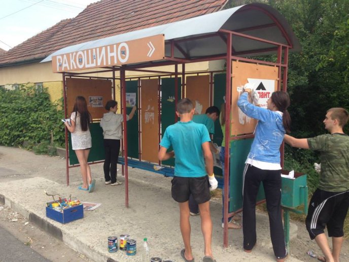 В селі Ракошино вказівник та автобусні зупинки перефарбували у кольори національного прапору України (ФОТО) – 22