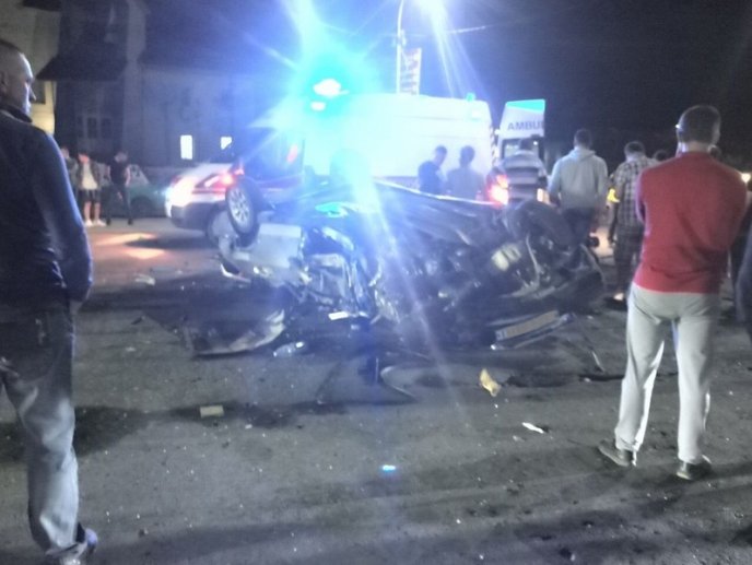Вночі сталася жахлива ДТП: авто перетворилося на купу металобрухту – 02
