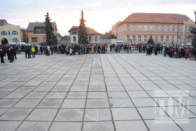 У Мукачеві запалили найбільший герб України на Закарпатті (ФОТОРЕПОРТАЖ) – 03