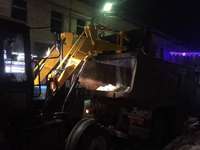 Мукачівські комунальники цілу ніч розчищали вулиці від снігу – 03