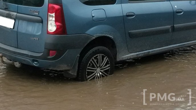 Вулиця в районі туристичної родзинки Мукачева жахає своїми ямами – 03 Вулиця в районі туристичної родзинки Мукачева жахає своїми ямами – 03