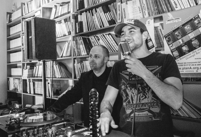 У Закарпатськй обласній бібліотеці ужгородці танцювали під "Круглий звук" – 01