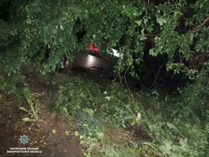 Чоловік скоїв аварію біля Мукачева, тікаючи від патрульних – 01