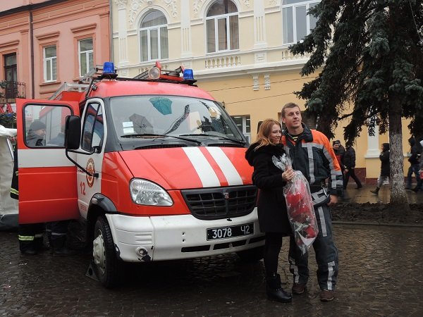 Берегівський рятувальник на пожежній машині освідчився дівчині у коханні – 05