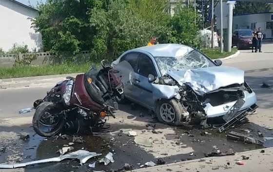 Жахлива ДТП у Хусті: авто та мотоцикл розбиті вщент, є загиблі – 03