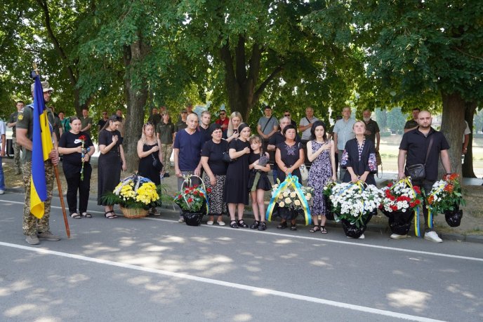 У захисника залишилися дружина та дві доньки: в області попрощалися з Героєм – 05