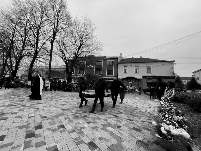 У Мукачеві попрощалися із захисником Михайлом Бідзілею – 07