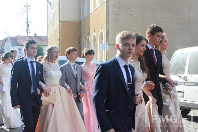 Випускники загальноосвітніх шкіл Мукачева пройшли ходою по місту  – 13