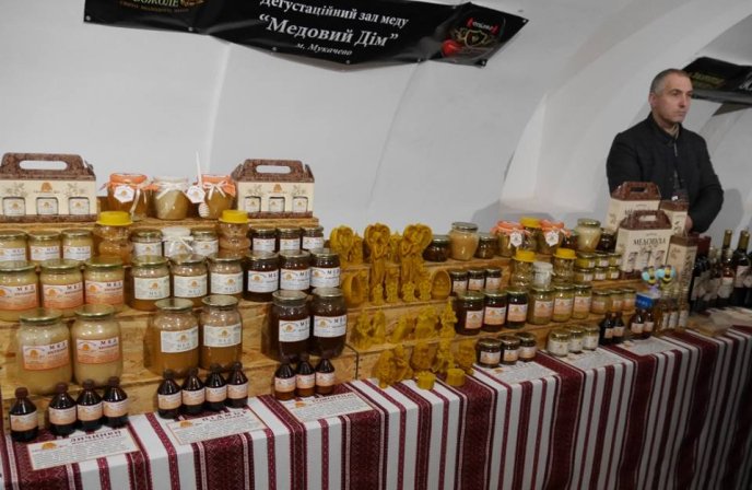 Гості фестивалю «Закарпатському Божоле» дегустують вина у підвалах «Совиного гнізда» – 10