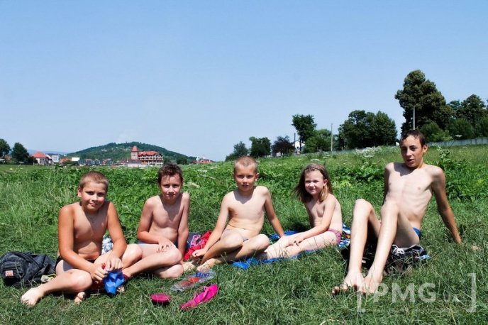 Рятуючись від спеки, мукачівці окупували Латорицю – 02