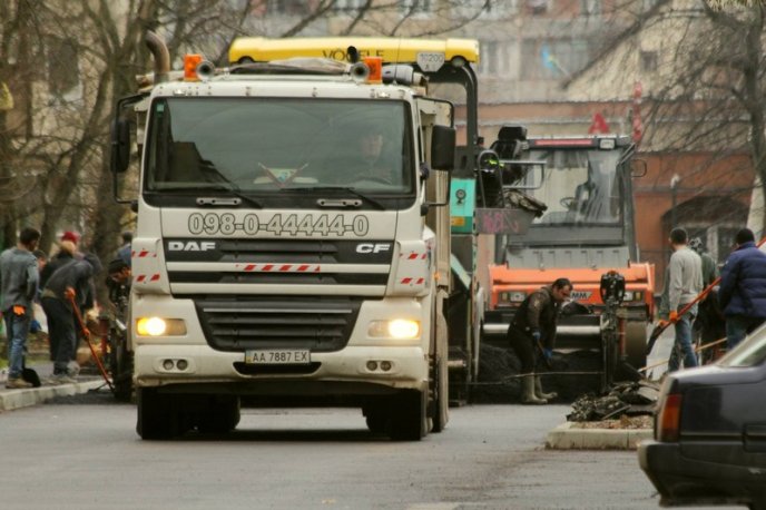 У Мукачеві асфальтують проїзд на Росвигівській – 04