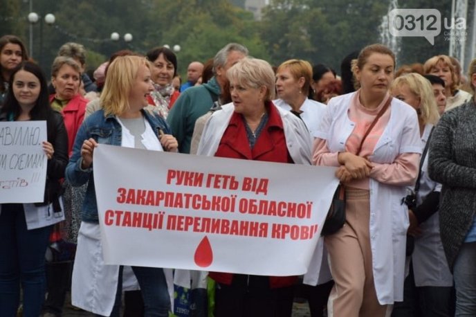 В Ужгороді сотні людей мітингують під стінами Закарпатської облради – 07