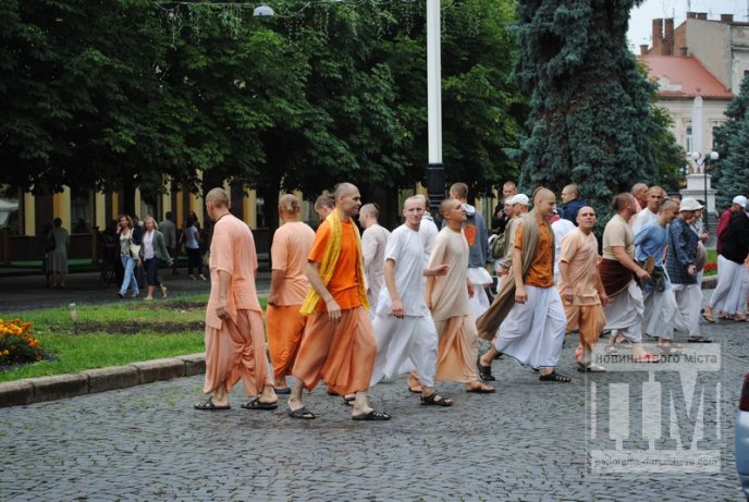 Мукачевом гуляють кришнаїти співаючи та пританцьовуючи (ФОТО, ВІДЕО) – 01