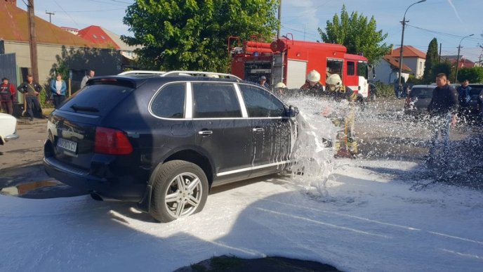В Ужгороді горів "Porsche Cayenne": подробиці від рятувальників – 01
