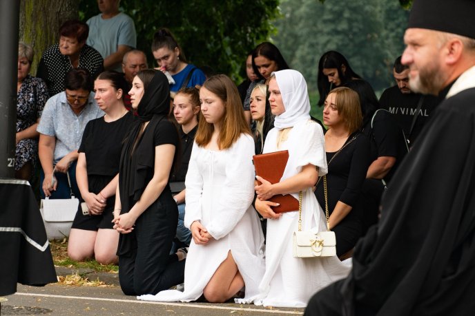 Залишились дві доньки: в Ужгороді поховали загиблого на війні Героя – 03