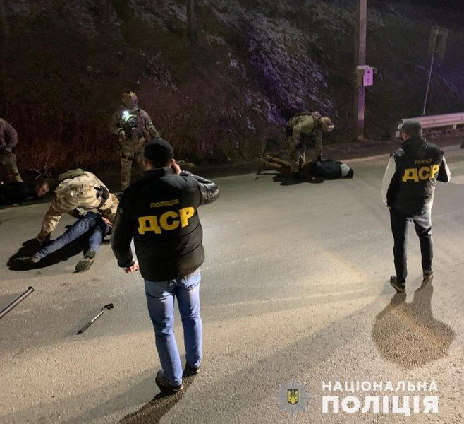 Планували встановити контроль над регіоном: поліція розповіла про затримання банди – 05