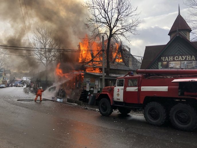 Рятувальники розповіли про пожежу, яка знищила магазин – 02
