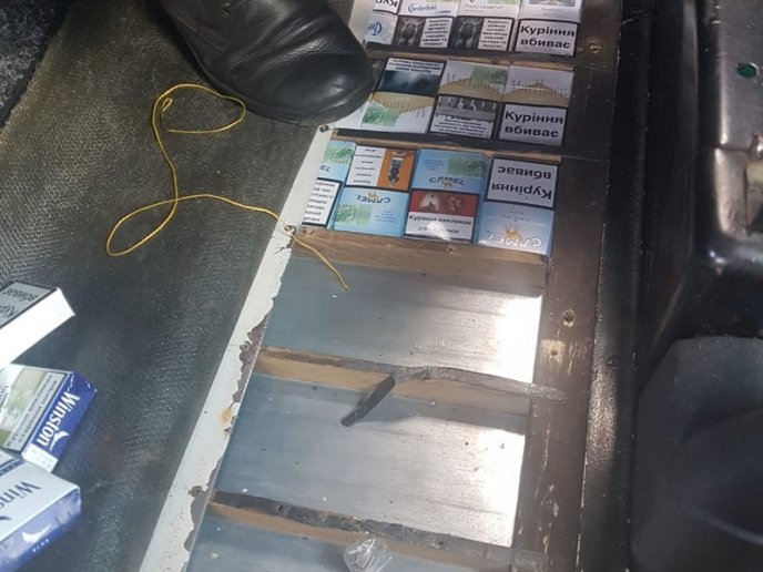 Через контрабанду два водії втратили свої авто – 08