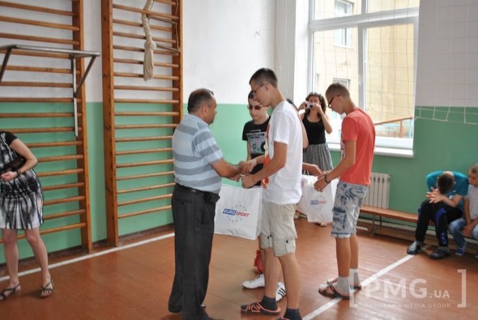 Телеканал "Євроспорт" вручив вихованцям Мукачівської школи-інтернат футбольні м’ячі – 02