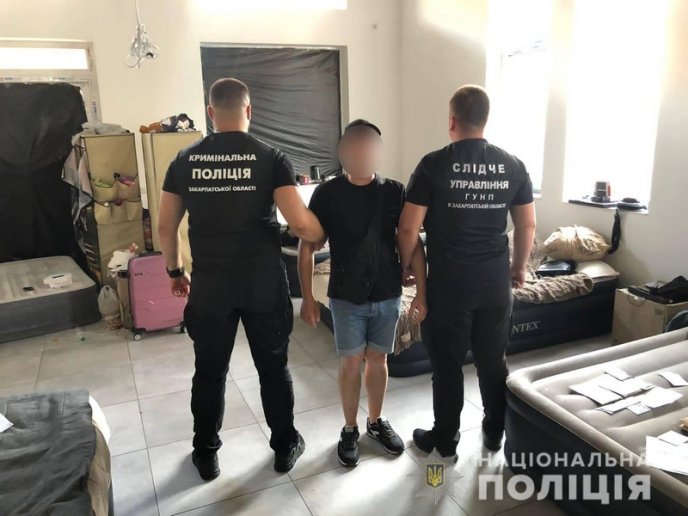 Масштабне викриття у Мукачеві: поліція показала відео – 04