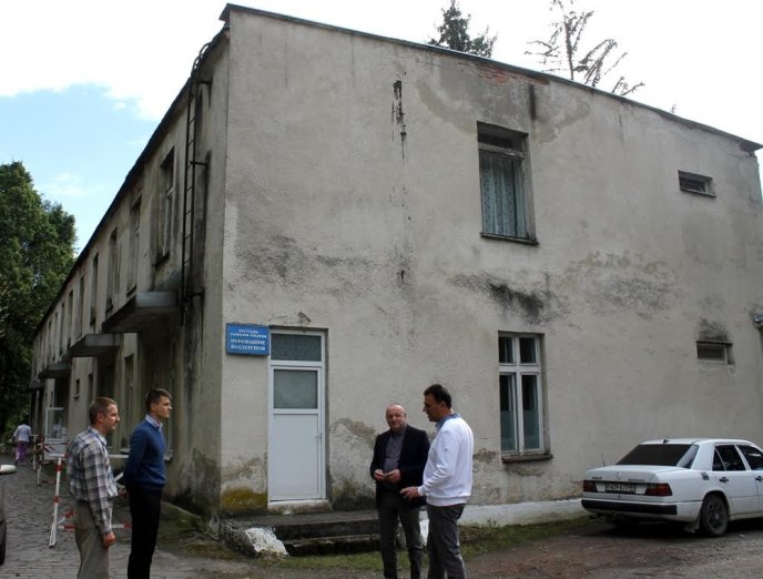Жахи Хустської райлікарні: дах в аварійному стані й у дощ протікає, по стінах стікає вода, у палатах – грибок та плісень – 06