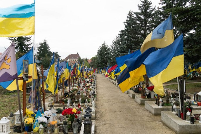 Закарпатці сьогодні попрощалися із 45-річним Героєм – 09